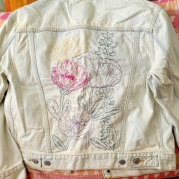 Levi's Embroidered Ex-Boyfriend Trucker Jacket NWT - Picture 2 of 9